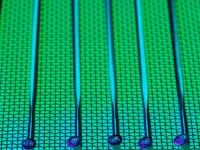 Permukaan wafer silikon berpola dengan kilau hijau dan biru