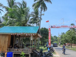 Warga berkumpul di Pos Labu-Labu, Kampung Sembulang, Kecamatan Galang, Kota Batam
