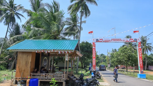 Warga berkumpul di Pos Labu-Labu, Kampung Sembulang, Kecamatan Galang, Kota Batam