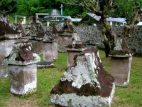 Deretan waruga, kubur batu leluhur Minahasa, berdiri di atas hamparan rumput