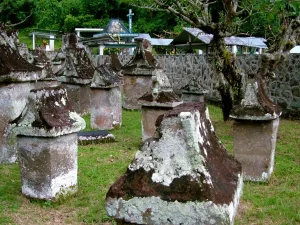 Deretan waruga, kubur batu leluhur Minahasa, berdiri di atas hamparan rumput
