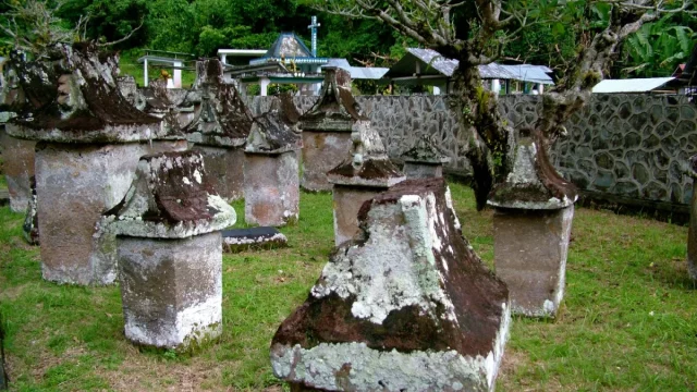Deretan waruga, kubur batu leluhur Minahasa, berdiri di atas hamparan rumput