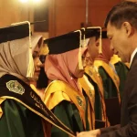 Barisan wisudawati bertoga menerima prosesi wisuda di sebuah perguruan tinggi di Yogyakarta