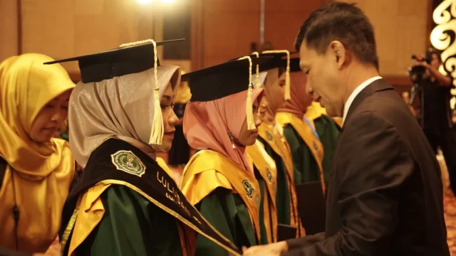 Barisan wisudawati bertoga menerima prosesi wisuda di sebuah perguruan tinggi di Yogyakarta