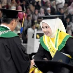 Seorang wisudawati menerima ijazah pada prosesi wisuda Universitas Jenderal Soedirman di Purwokerto
