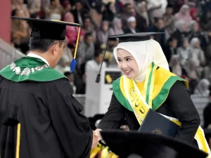Seorang wisudawati menerima ijazah pada prosesi wisuda Universitas Jenderal Soedirman di Purwokerto