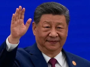 Presiden China Xi Jinping melambaikan tangan di Konferensi AI Dunia