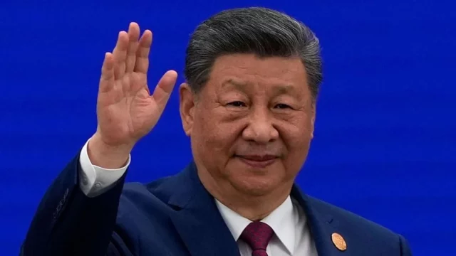 Presiden China Xi Jinping melambaikan tangan di Konferensi AI Dunia