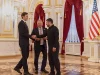 Volodymyr Zelenskyy berjabat tangan dengan Jared Kushner dan Steve Witkoff di Istana Mariinsky, Kyiv