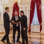 Volodymyr Zelenskyy berjabat tangan dengan Jared Kushner dan Steve Witkoff di Istana Mariinsky, Kyiv