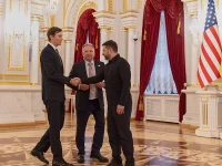 Volodymyr Zelenskyy berjabat tangan dengan Jared Kushner dan Steve Witkoff di Istana Mariinsky, Kyiv