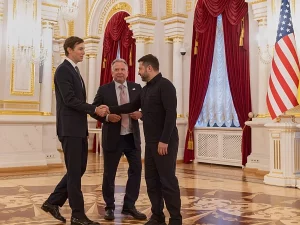 Volodymyr Zelenskyy berjabat tangan dengan Jared Kushner dan Steve Witkoff di Istana Mariinsky, Kyiv