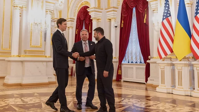 Volodymyr Zelenskyy berjabat tangan dengan Jared Kushner dan Steve Witkoff di Istana Mariinsky, Kyiv
