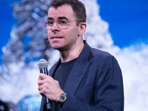 Kepala Instagram Adam Mosseri berbicara di atas panggung