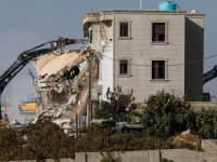 Alat berat Israel membongkar rumah warga Palestina di Hebron, Tepi Barat yang diduduki