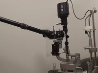 Ilustrasi alat lampu celah untuk memeriksa mata di ruang periksa klinik optometri