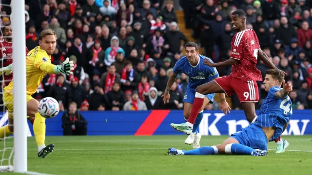 Alexander Isak mencetak gol Liverpool ke gawang Brighton di Anfield