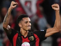 Alvaro Rodriguez berseragam merah hitam Bournemouth mengepalkan kedua tangan merayakan gol
