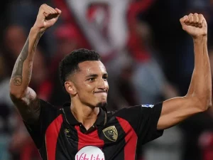 Alvaro Rodriguez berseragam merah hitam Bournemouth mengepalkan kedua tangan merayakan gol