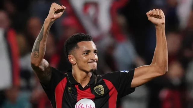 Alvaro Rodriguez berseragam merah hitam Bournemouth mengepalkan kedua tangan merayakan gol