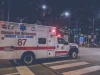 Ambulans Chicago Fire Department melintas di persimpangan jalan kota Chicago pada malam hari