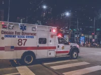 Ambulans Chicago Fire Department melintas di persimpangan jalan kota Chicago pada malam hari