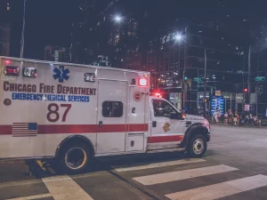 Ambulans Chicago Fire Department melintas di persimpangan jalan kota Chicago pada malam hari