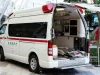 Ambulans Dinas Pemadam Kebakaran Tokyo terparkir dengan pintu belakang terbuka di kawasan Stasiun Tokyo