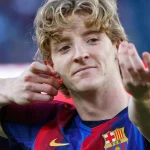 Pemain Barcelona Anthony Gordon berselebrasi