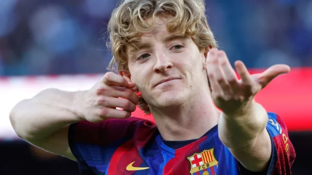 Pemain Barcelona Anthony Gordon berselebrasi