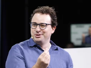 CEO Anthropic Dario Amodei berbicara di panggung TechCrunch Disrupt
