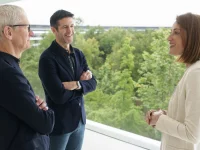 John Ternus (tengah) bersama Tim Cook dan Presiden Parlemen Eropa Roberta Metsola dalam kunjungan ke Apple, Mei 2026