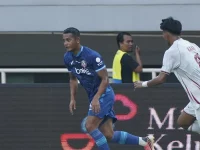 Pemain Arema FC berseragam biru dan pemain Garudayaksa FC berseragam putih di Stadion Pakansari