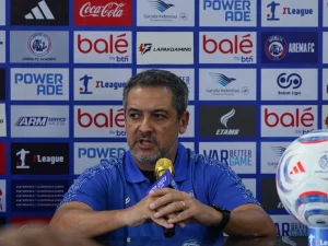 Pelatih Arema FC Marcos Santos berbicara dalam jumpa pers jelang laga melawan Persija