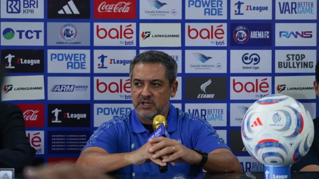 Pelatih Arema FC Marcos Santos berbicara dalam jumpa pers jelang laga melawan Persija