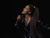 Ariana Grande bernyanyi di panggung Dangerous Woman Tour 2017
