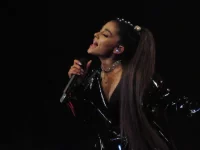 Ariana Grande bernyanyi di panggung Dangerous Woman Tour 2017