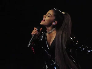 Ariana Grande bernyanyi di panggung Dangerous Woman Tour 2017