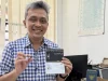 Arif Sasongko memperlihatkan sampel chip paspor elektronik rancangan ITB dan Peruri
