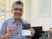 Arif Sasongko memperlihatkan sampel chip paspor elektronik rancangan ITB dan Peruri