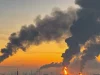 Kepulan asap hitam dan api membubung dari kilang minyak Rusia saat senja