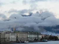 Asap hitam membubung di atas kota St Petersburg setelah serangan drone Ukraina ke terminal minyak