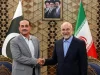 Panglima Militer Pakistan Asim Munir berjabat tangan dengan Ketua Parlemen Iran Mohammad Bagher Ghalibaf