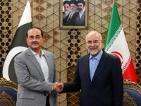 Panglima Militer Pakistan Asim Munir berjabat tangan dengan Ketua Parlemen Iran Mohammad Bagher Ghalibaf