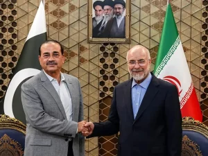 Panglima Militer Pakistan Asim Munir berjabat tangan dengan Ketua Parlemen Iran Mohammad Bagher Ghalibaf