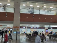 Loket pendaftaran dan anjungan mandiri di atrium rawat jalan Rumah Sakit NCKU, Tainan, Taiwan