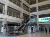 Aula rawat jalan bertingkat Rumah Sakit Xianyue di Xiamen, Tiongkok, dengan eskalator