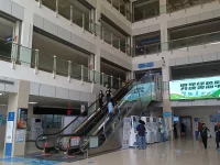 Aula rawat jalan bertingkat Rumah Sakit Xianyue di Xiamen, Tiongkok, dengan eskalator