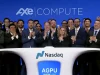 Jajaran Axe Compute bertepuk tangan di podium Nasdaq MarketSite saat pembukaan perdagangan