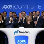 Jajaran Axe Compute bertepuk tangan di podium Nasdaq MarketSite saat pembukaan perdagangan